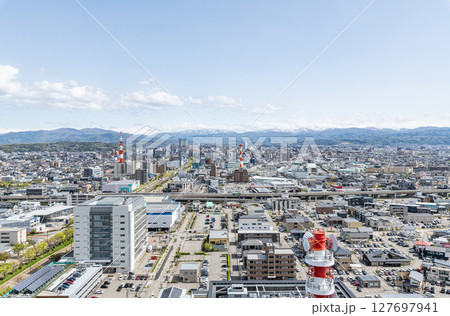 石川県金沢市 金沢県庁展望台から望む金沢市の街並み(JR金沢駅方面) 石川県金沢市 金沢県庁展望台から望む金沢市の街並み(JR金沢駅方面) 127697941