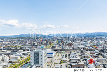 石川県金沢市 金沢県庁展望台から望む金沢市の街並み(JR金沢駅方面) 石川県金沢市 金沢県庁展望台から望む金沢市の街並み(JR金沢駅方面) 127697942