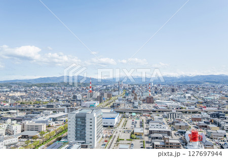 石川県金沢市　金沢県庁展望台から望む金沢市の街並み（JR金沢駅方面） 127697944