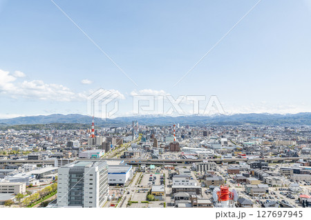 石川県金沢市　金沢県庁展望台から望む金沢市の街並み（JR金沢駅方面） 127697945