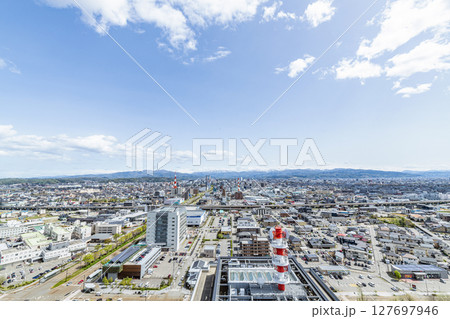石川県金沢市 金沢県庁展望台から望む金沢市の街並み(JR金沢駅方面) 石川県金沢市 金沢県庁展望台から望む金沢市の街並み(JR金沢駅方面) 127697946