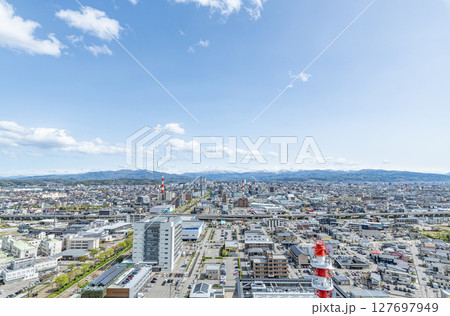 石川県金沢市　金沢県庁展望台から望む金沢市の街並み（JR金沢駅方面） 127697949