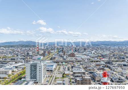 石川県金沢市　金沢県庁展望台から望む金沢市の街並み（JR金沢駅方面） 127697950