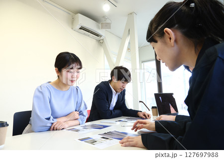 会議室でミーティングするビジネスマン 127697988