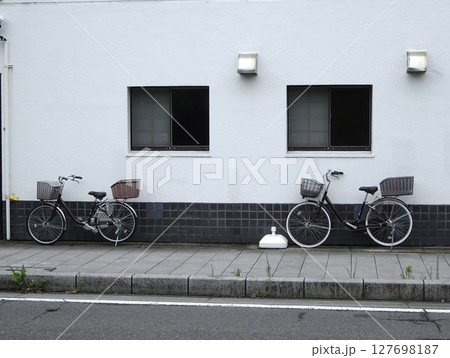 白い壁の前に置かれた自転車 白い壁の前に置かれた自転車 127698187