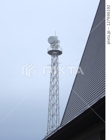 曇天にそびえる電波塔 127698192