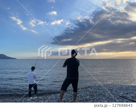 夕日を見つめる二人 夕日を見つめる二人 127698643