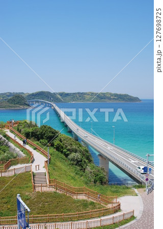 絶景 エメラルドグリーンの海と角島大橋 絶景 エメラルドグリーンの海と角島大橋 127698725