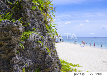 沖縄の美しい海と砂浜の風景 127699010