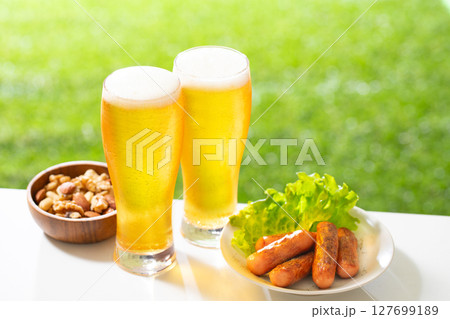 ビールを楽しむ ビールを楽しむ 127699189