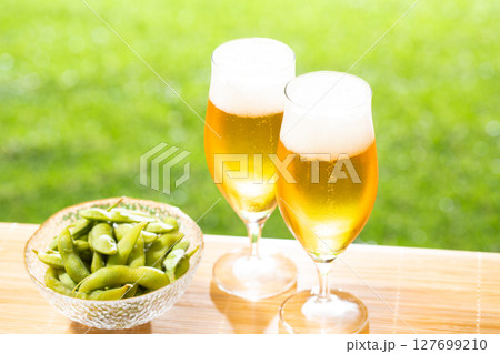 ビールを楽しむ ビールを楽しむ 127699210