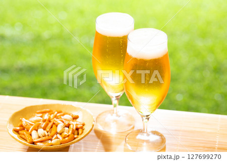 ビールを楽しむ 127699270