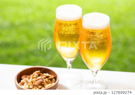 ビールを楽しむ 127699274