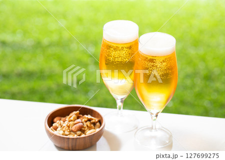 ビールを楽しむ 127699275