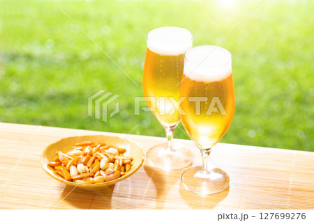 ビールを楽しむ 127699276