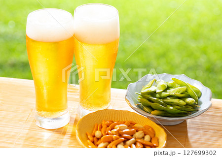 ビールを楽しむ 127699302