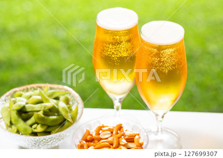 ビールを楽しむ 127699307
