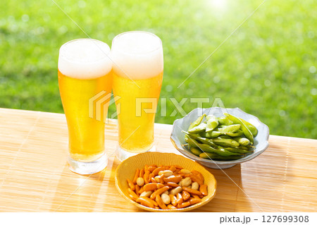 ビールを楽しむ 127699308