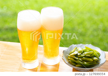 ビールを楽しむ 127699354