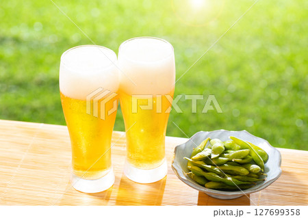 ビールを楽しむ 127699358