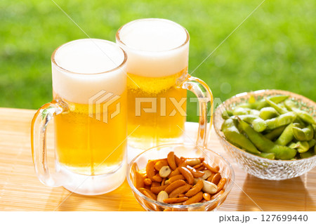 ビールを楽しむ 127699440