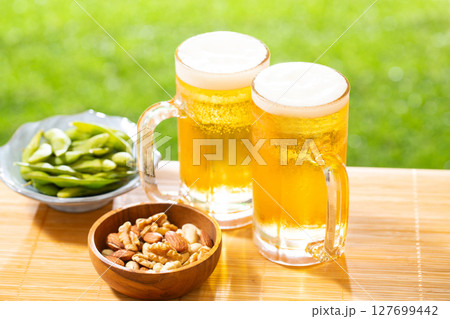 ビールを楽しむ 127699442