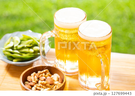 ビールを楽しむ 127699443