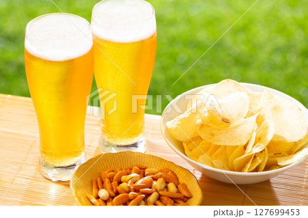ビールを楽しむ 127699453