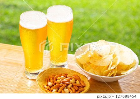 ビールを楽しむ 127699454