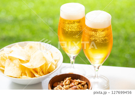 ビールを楽しむ 127699456
