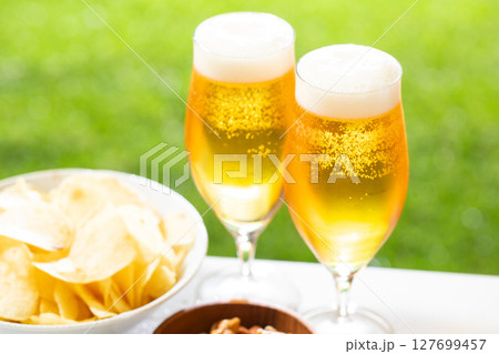 ビールを楽しむ 127699457