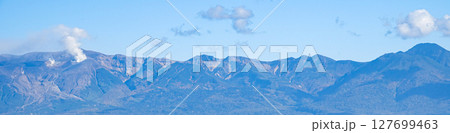 青空と十勝岳連峰のシンプルな風景 127699463