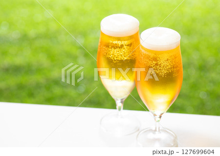 ビールを楽しむ 127699604