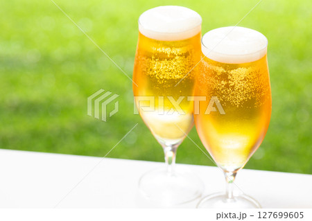 ビールを楽しむ 127699605