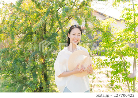 自然の中でリラックスする女性 127700422