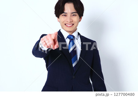 指をさすビジネスマンのイメージ 指をさすビジネスマンのイメージ 127700480