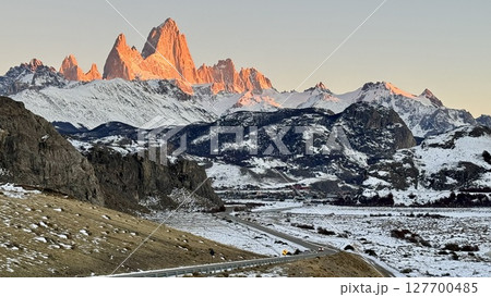 朝焼けに染まるフィッツロイ山(エル・チャルテン郊外より) 朝焼けに染まるフィッツロイ山(エル・チャルテン郊外より) 127700485