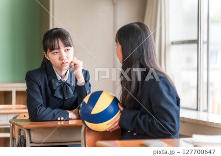 学校の教室で友達・クラスメイト・同級生と休憩時間に部活の話をする小学生・中学生・高校生 学校の教室で友達・クラスメイト・同級生と休憩時間に部活の話をする小学生・中学生・高校生 127700647