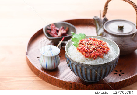 熱々のご飯にのせたチャンジャ ( チャンジャご飯 ) 127700794