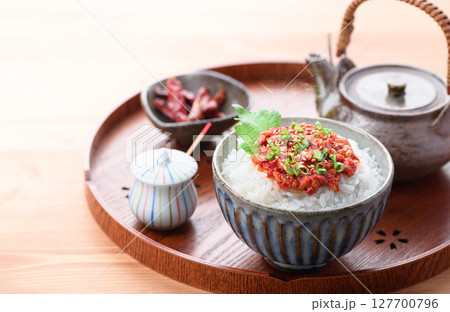 熱々のご飯にのせたチャンジャ ( チャンジャご飯 ) 127700796