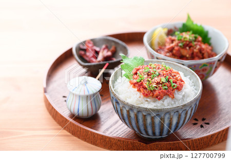 熱々のご飯にのせたチャンジャ ( チャンジャご飯 ) 127700799