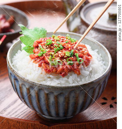 熱々のご飯にのせたチャンジャ ( チャンジャご飯 ) 127700801