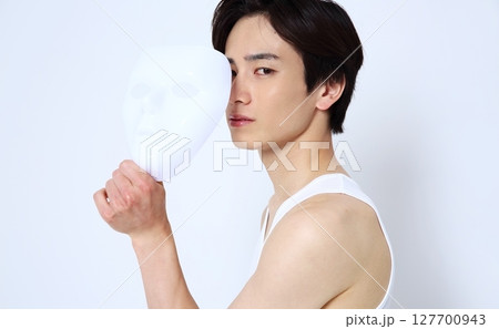 仮面を持つ男性　ビューティーイメージ 127700943