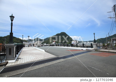 伊豆半島海沿いの運河に架かる橋のある風景 127701046