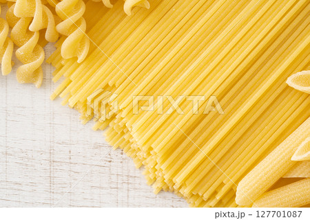 乾燥パスタのスパゲッティとペンネとフジッリ 乾燥パスタのスパゲッティとペンネとフジッリ 127701087