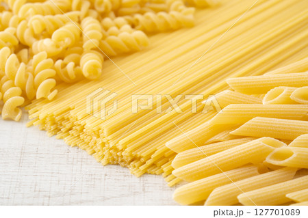 乾燥パスタのスパゲッティとペンネとフジッリ 127701089