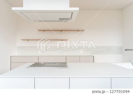 おしゃれなキッチンの収納棚,カップボード,キッチンボード 127701094