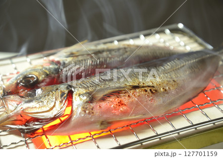 煙り立ち昇る七輪で鯵の開きを焼く 127701159