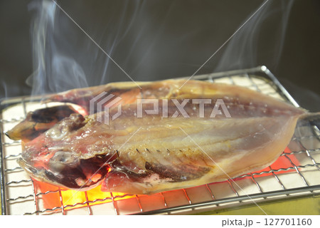 煙り立ち昇る七輪で鯵の開きを焼く 127701160