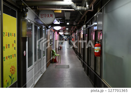 【韓国/原州】小さな飲食店が立ち並ぶ狭い通路(民俗風物市場) 【韓国/原州】小さな飲食店が立ち並ぶ狭い通路(民俗風物市場) 127701365